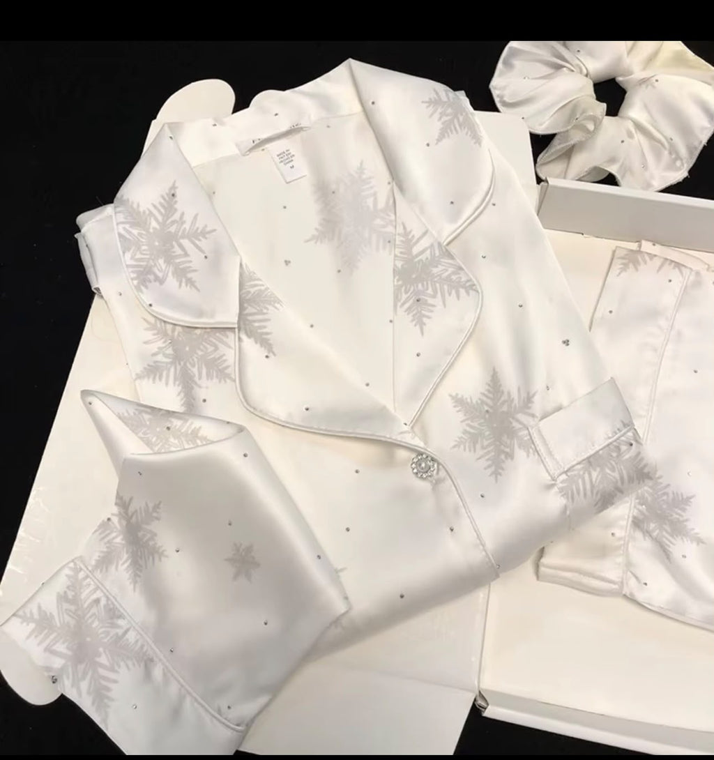 • Pijama de Satén Premium 3 Piezas – Estampado Copos de Nieve y Brillos