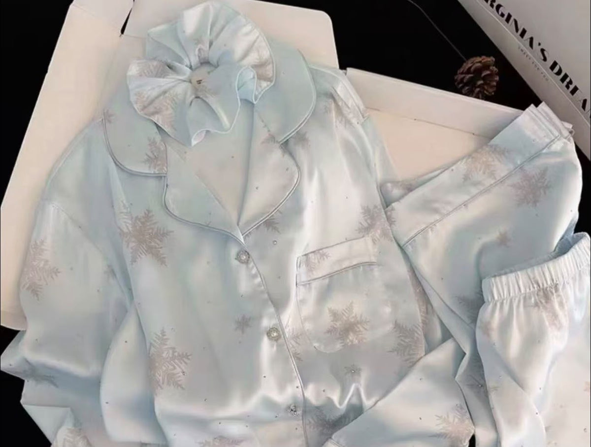 • Pijama de Satén Premium 3 Piezas – Estampado Copos de Nieve y Brillos