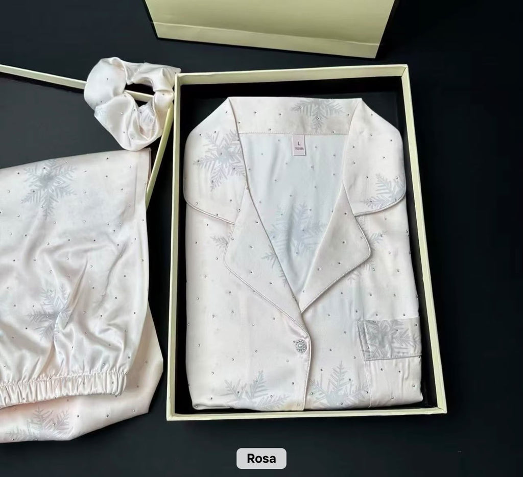 • Pijama de Satén Premium 3 Piezas – Estampado Copos de Nieve y Brillos